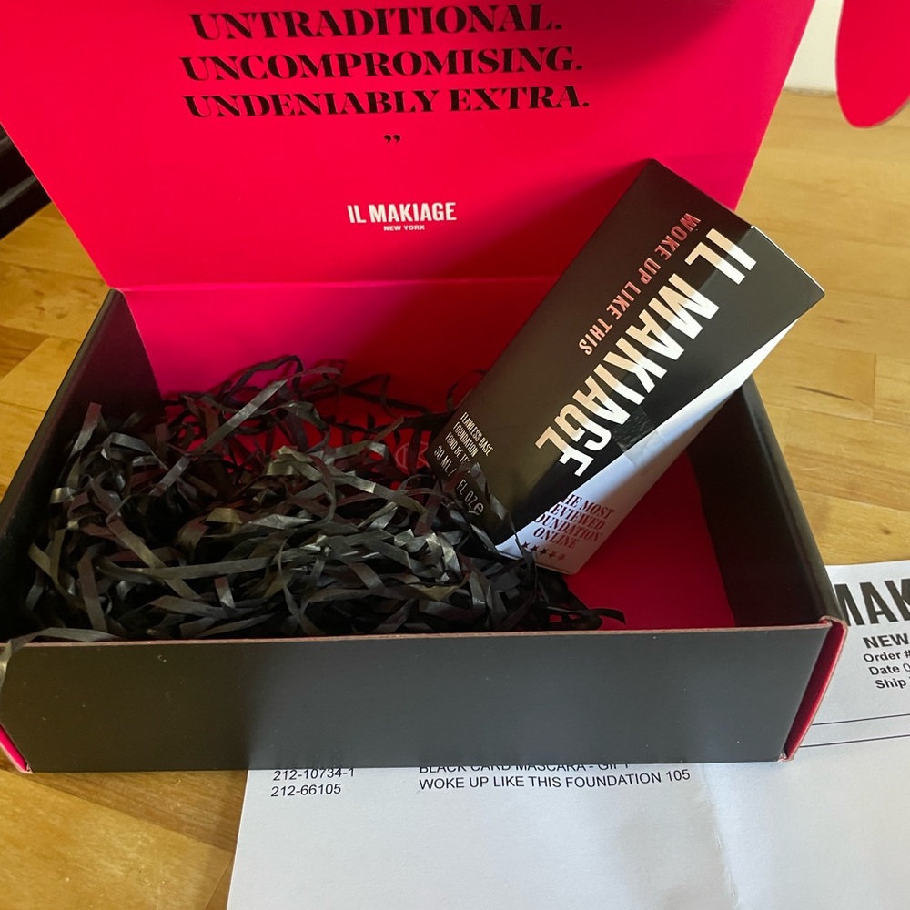 IL MAKIAGE Bold Black and White Packaging